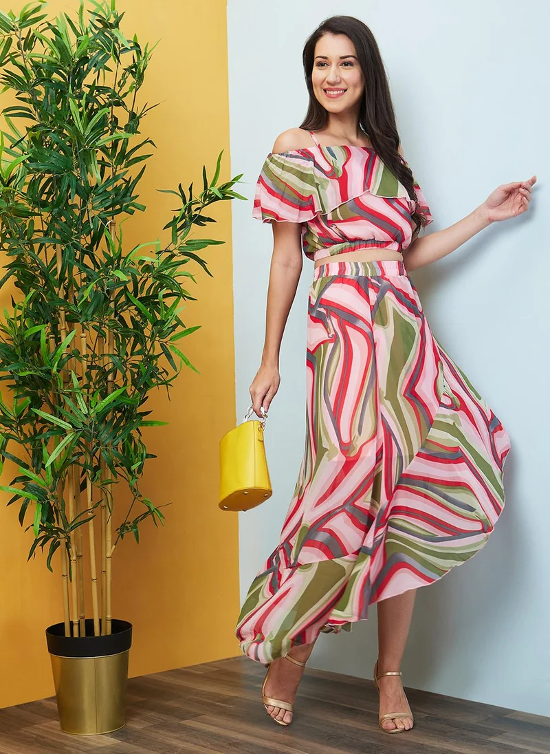 جلو باص طقم نسائي بلوزة قصيرة مكشوفة الكتف بتصميم مجرد و تنورة بكشكشة